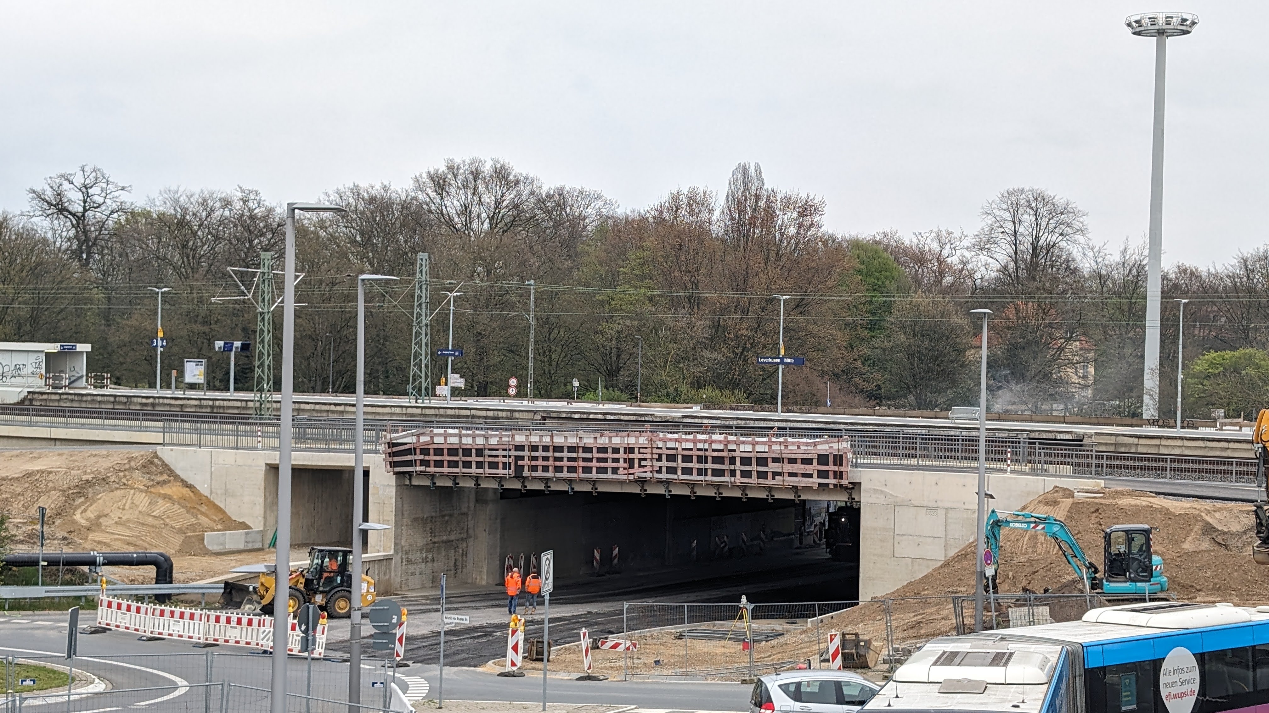 Bauarbeiten der Brücke - dahinter der Bahnhof Leverkusen Mitte in Wiesdorf